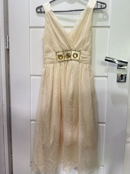 Sukienka S z ozdobnym pasem