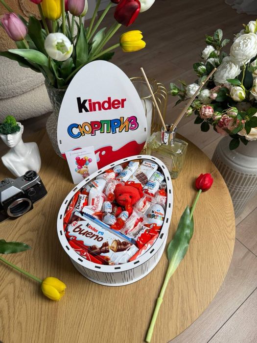 Подарунковий бокс із солодощами та стильним оформленням