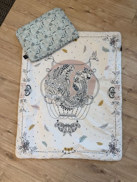 Pościel dla niemowlaka La Millou Cappadocia Sky & Meadow Sky poduszka