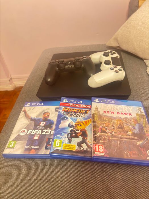 PlayStation 4 com acessórios