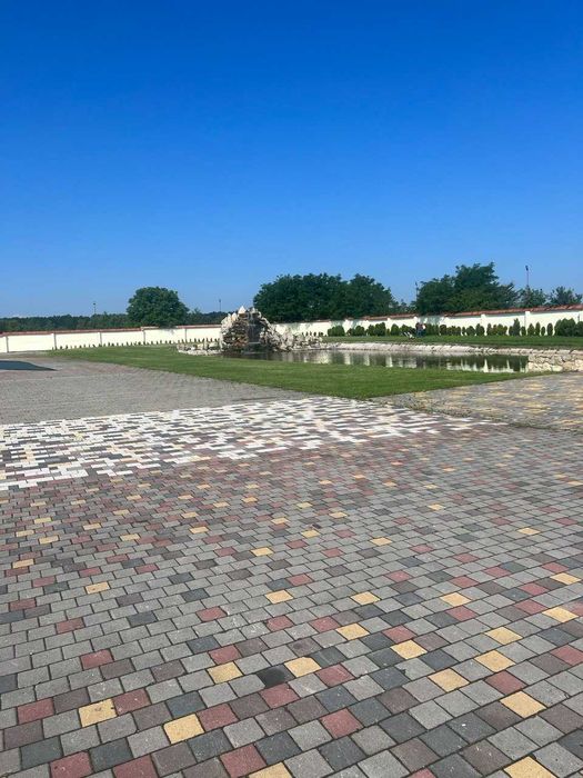 Майданчик 40грн/м² до 10000 м².  При трасі Львів-Шегині, поруч митниця