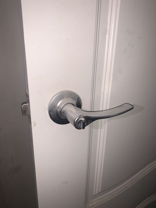 Двері білі деревʼяні