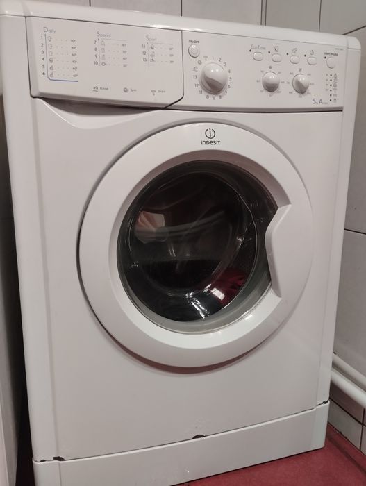 Продам стиральную машину IDESIT.Индеситi