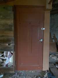 Stare drzwi drewniane z futryna