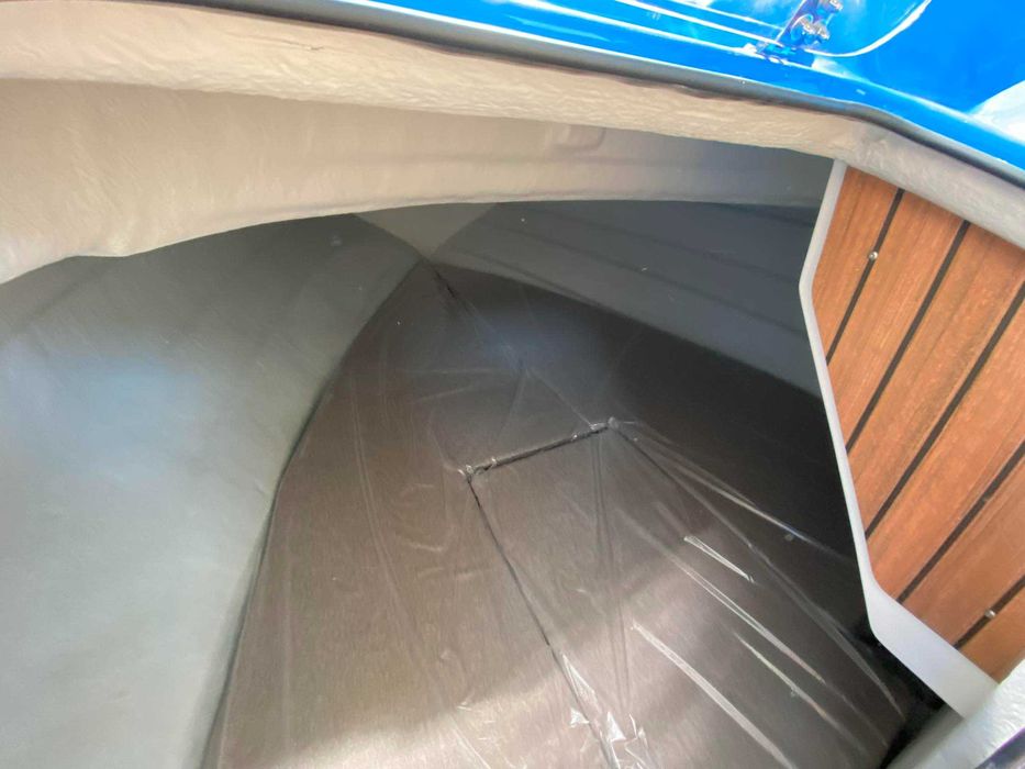 M560 Sundeck łódź motorowa nowa, cała niebieska, bogate wyposażenie