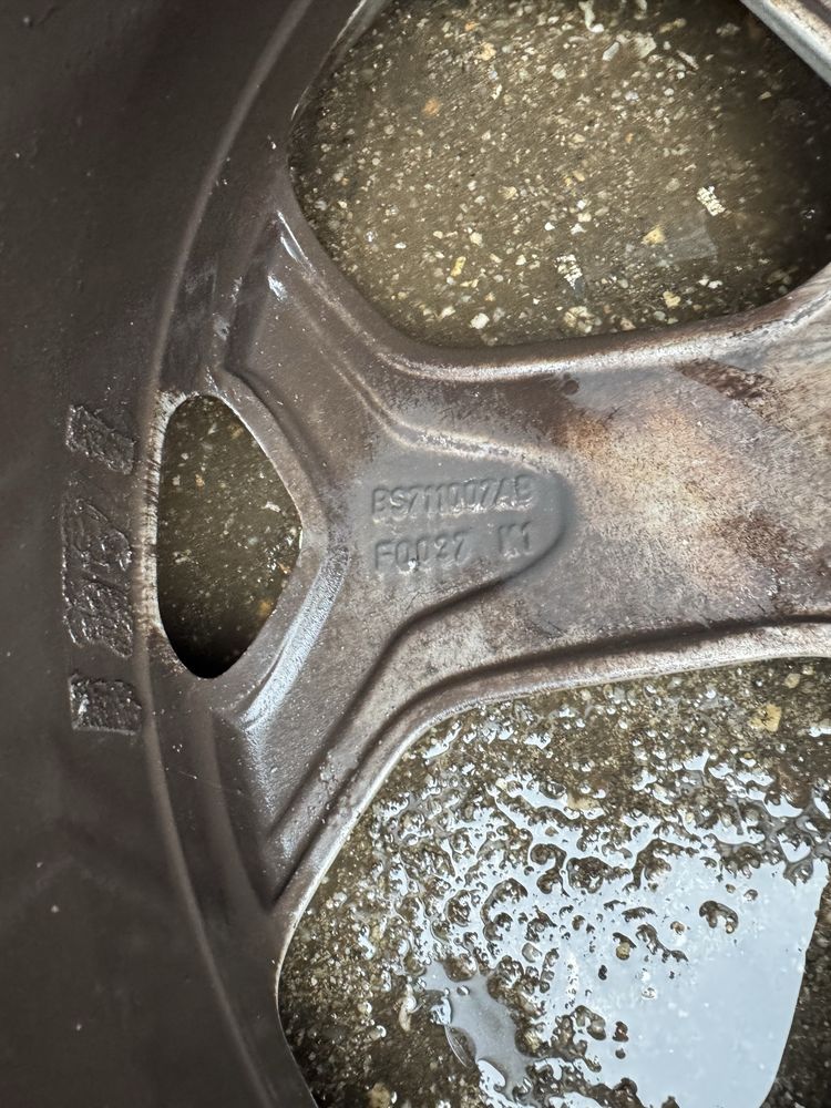 Ford Mondeo Alufelga z przebitą oponą 19”