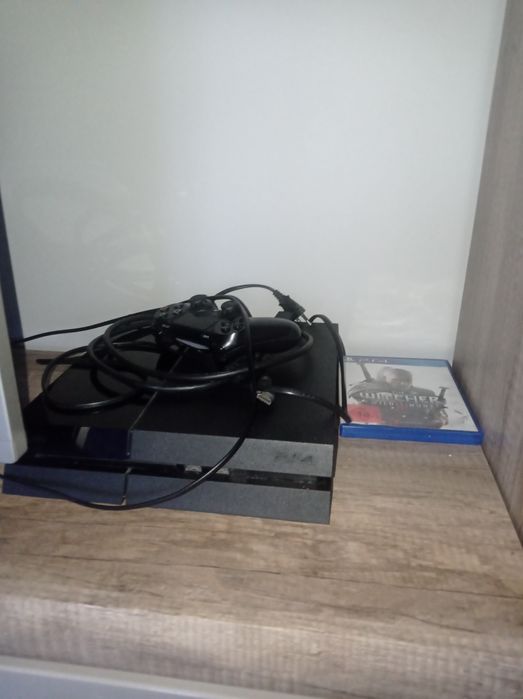 PlayStation 4 z grami i kontrolerem