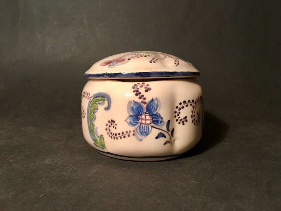 CAIXA ANTIGA - pintada à mão e assinada - V.N. Gaia - 12x9,5x7 cm/s