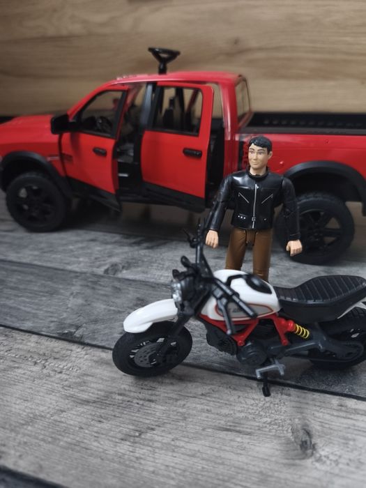 BRUDER 02502 samochód RAM z motocyklem Ducati i kierowcą