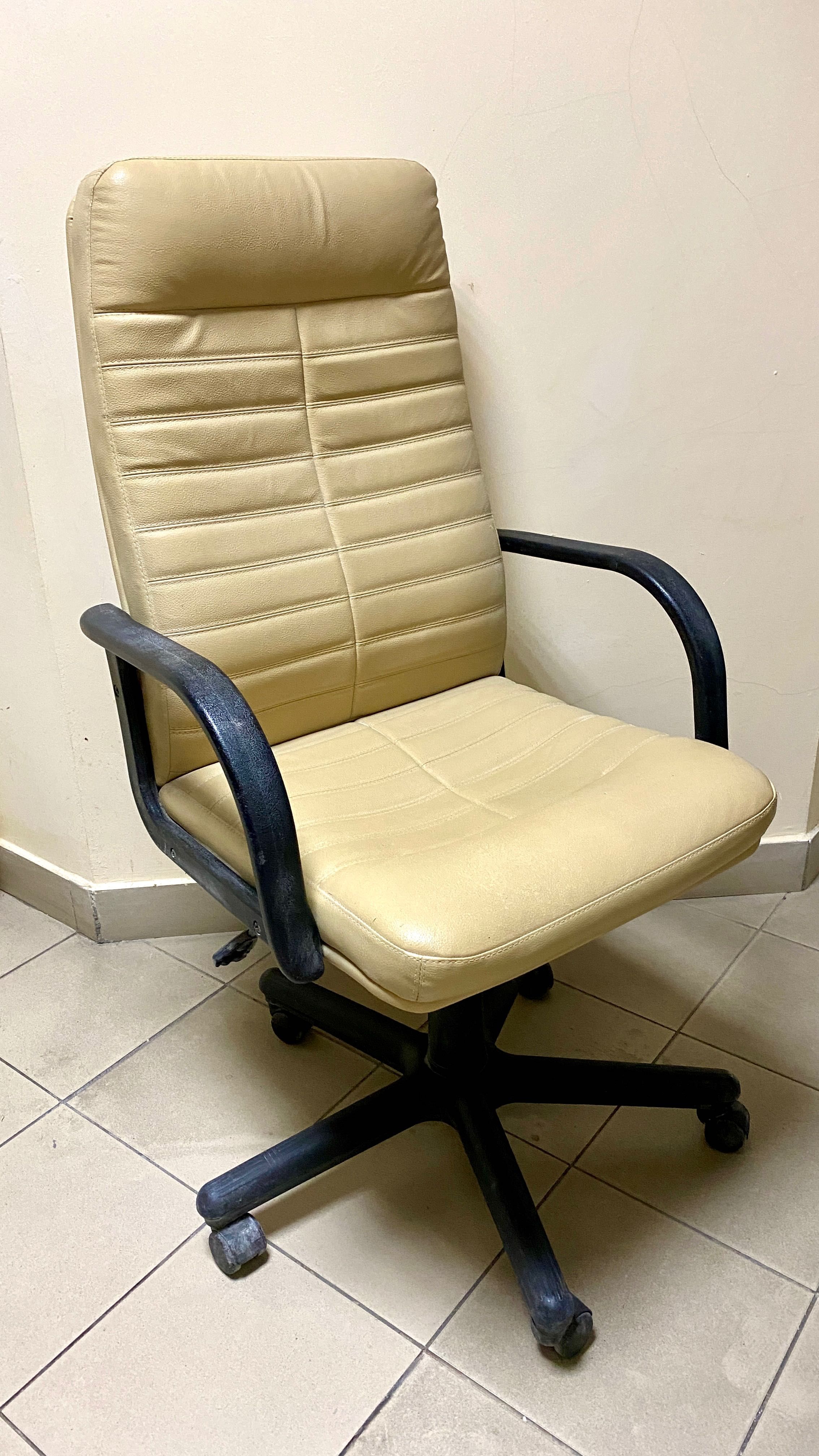 Крісло офісне бежевий