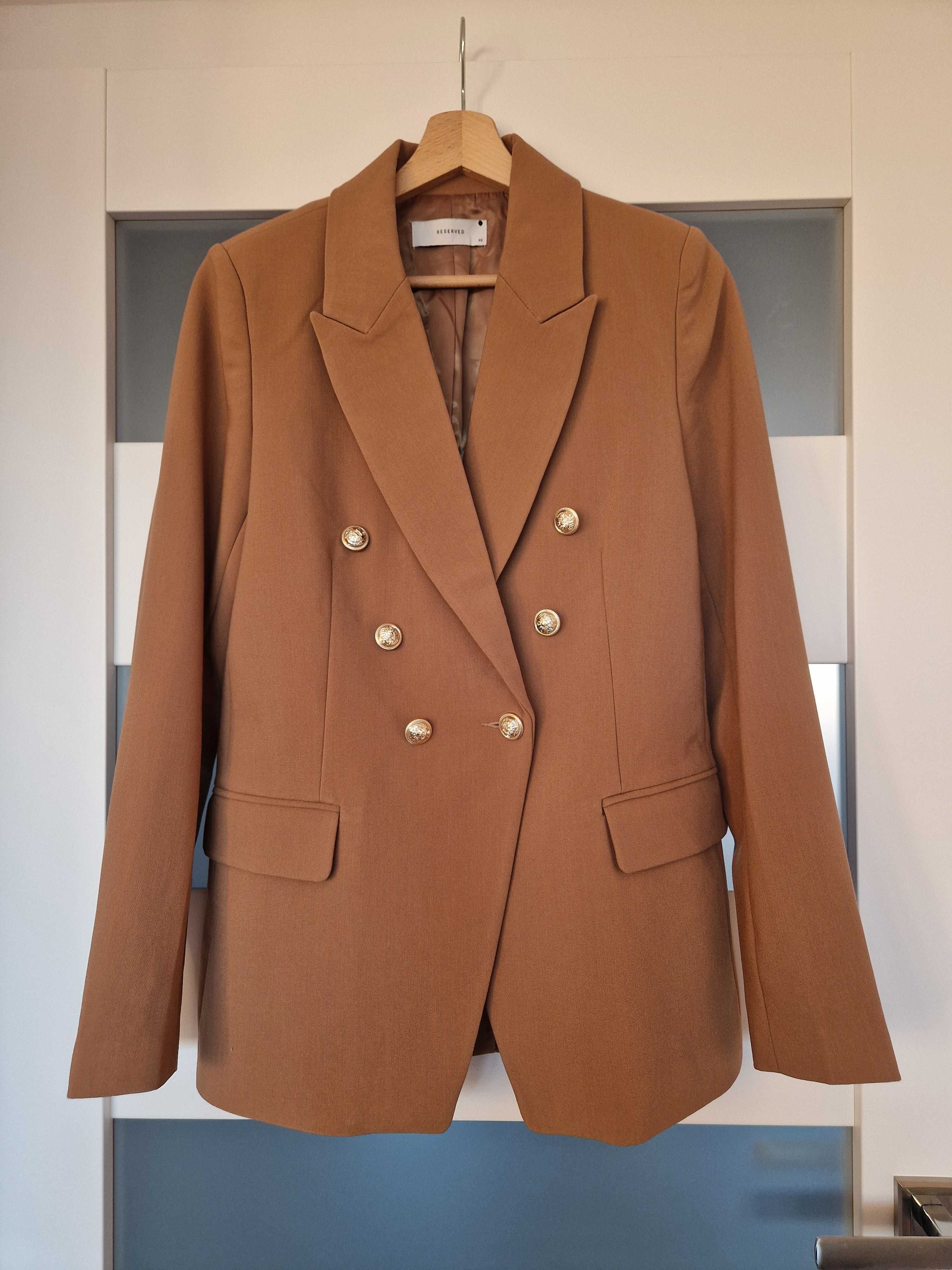 Marynarka z ozdobnymi guzikami camel Reserved