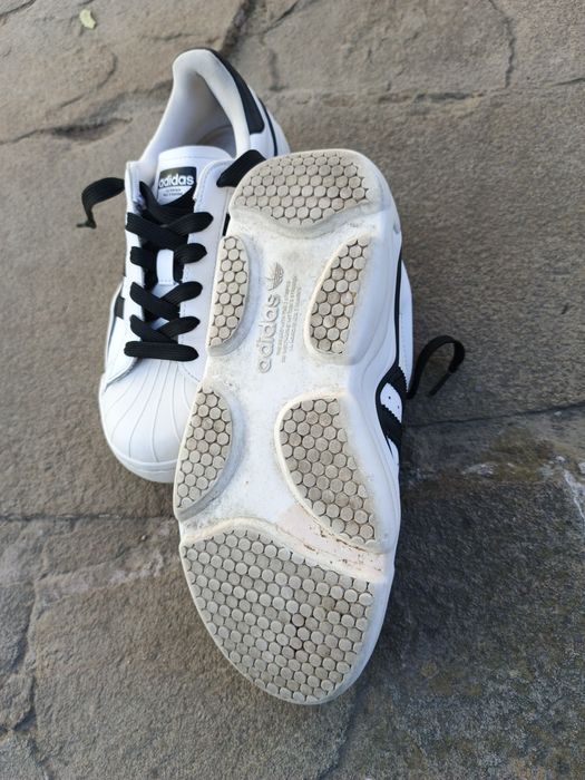 Кросівки біли жіночі .