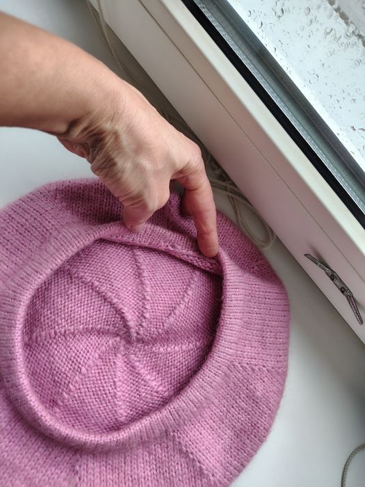 Жіночі берети із натуральної пряжі ручної роботи