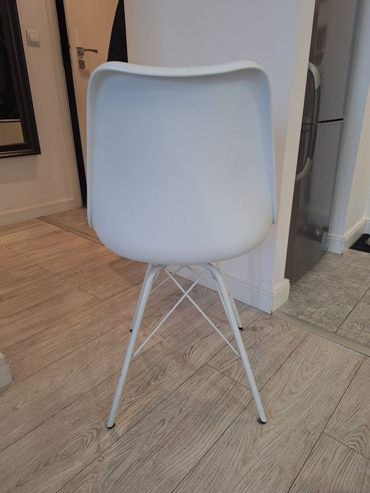 Komplet białych krzeseł