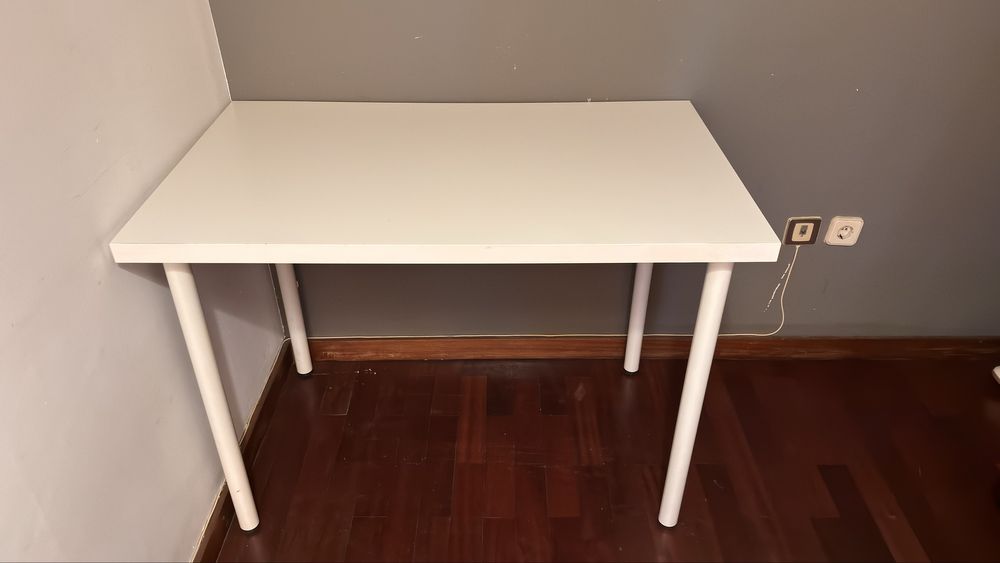 Vendo mesa com cadeira