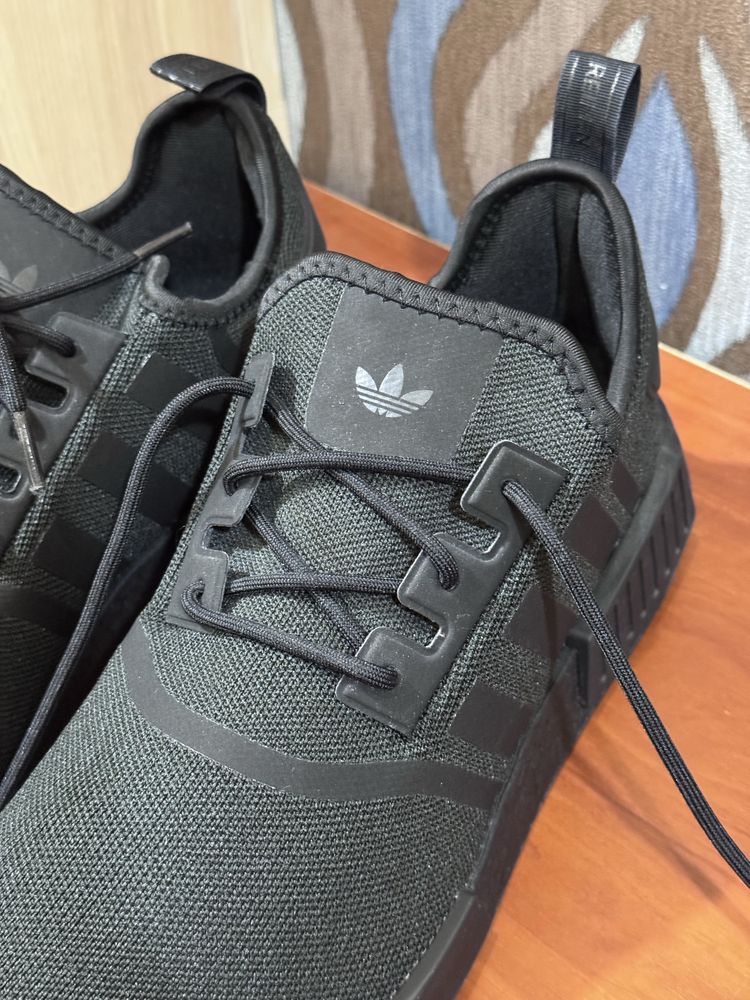 Кросівки чоловічі ADIDAS NMD_R1 US12 30 см
