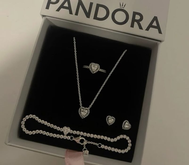 Набори Pandora з сердечками