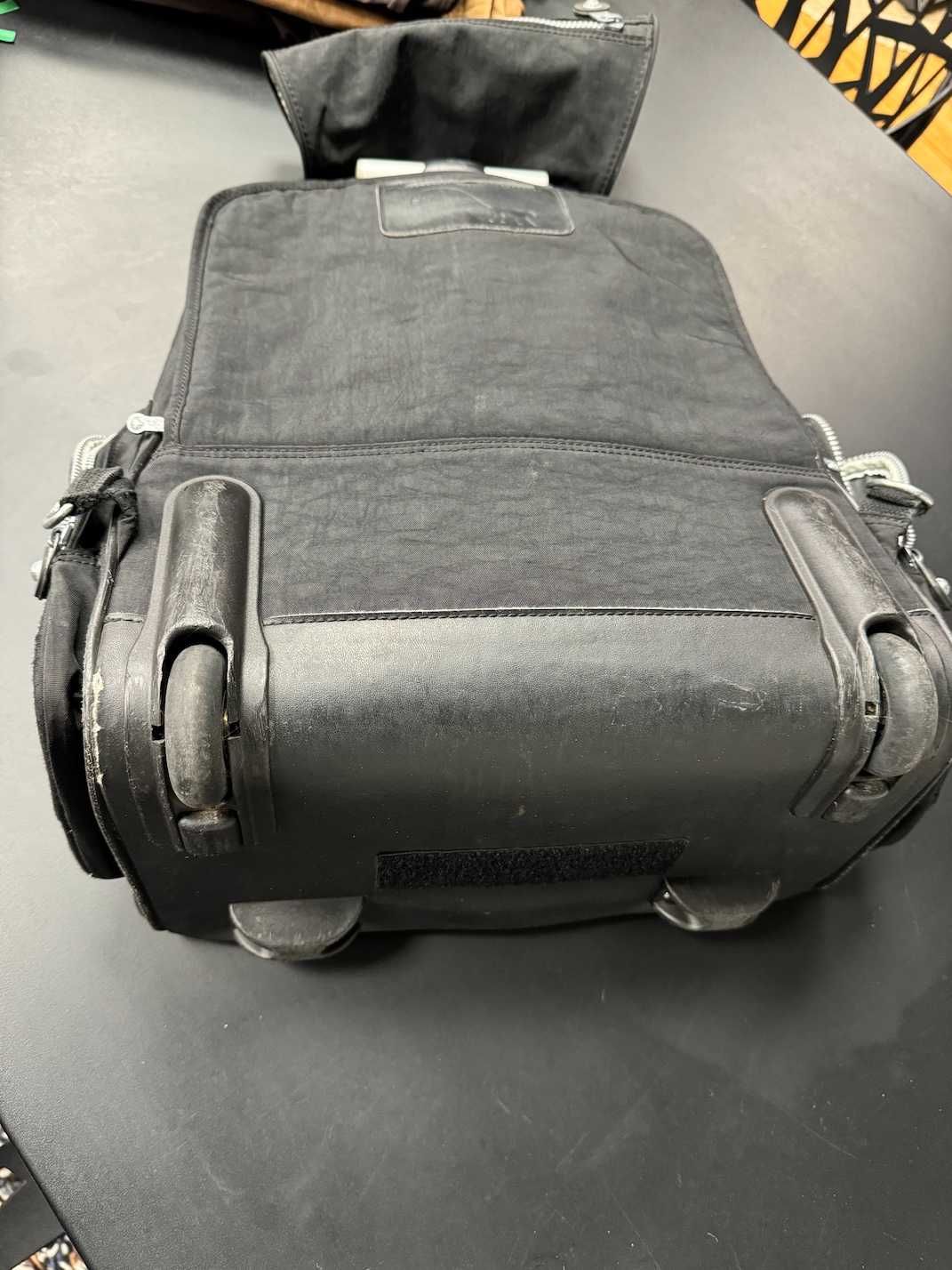 NOVO PREÇO - Mochila com Rodinhas Kliping Preta em Perfeito Estado