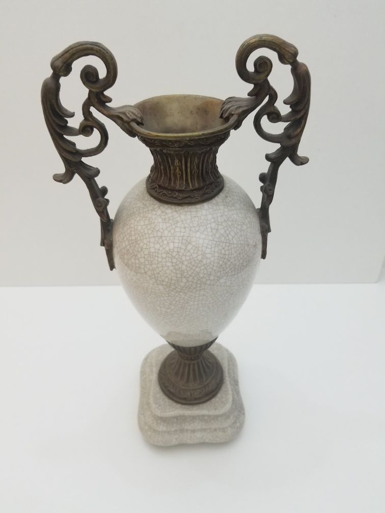 Vaso em cerâmica e metal antigo