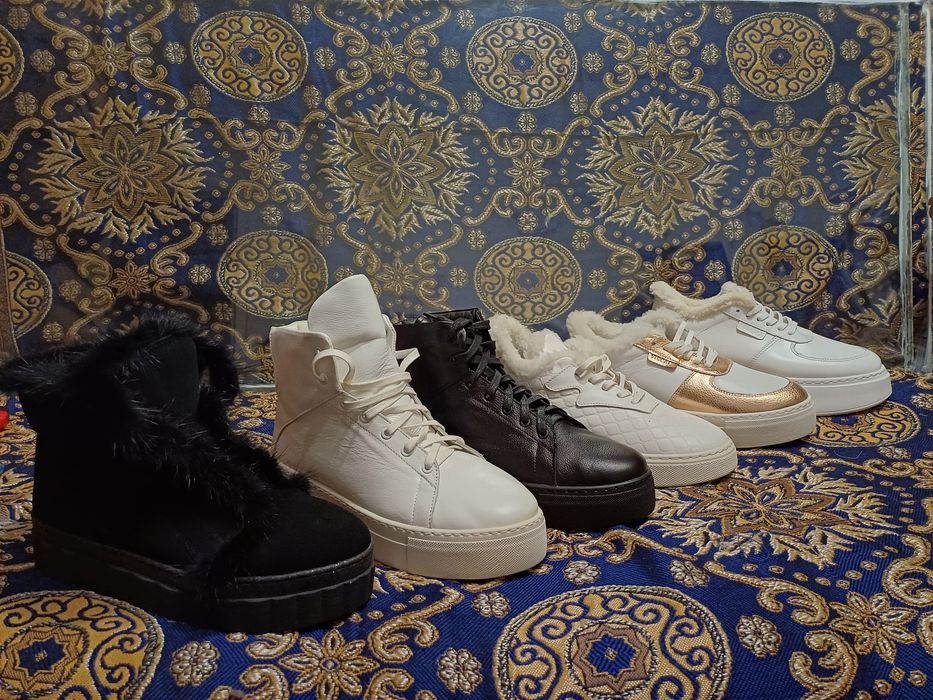 Продам зимове , жіноче взуття