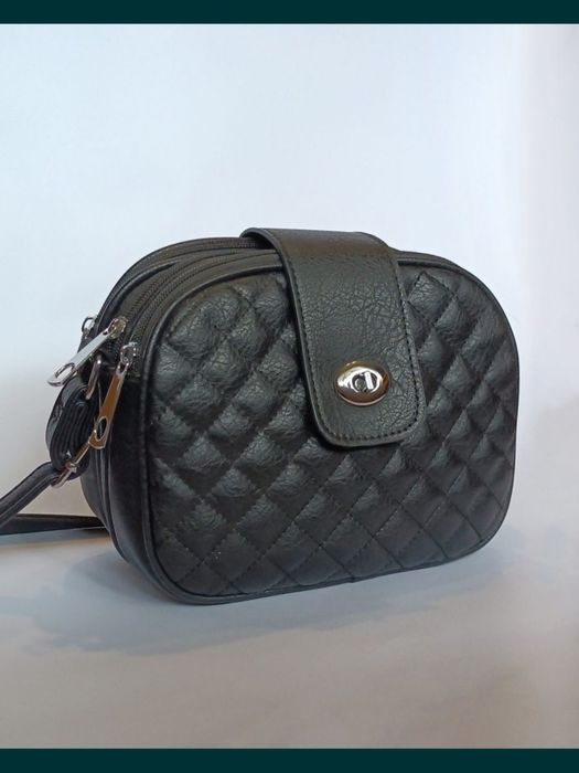 Czarna torebka listonoszka