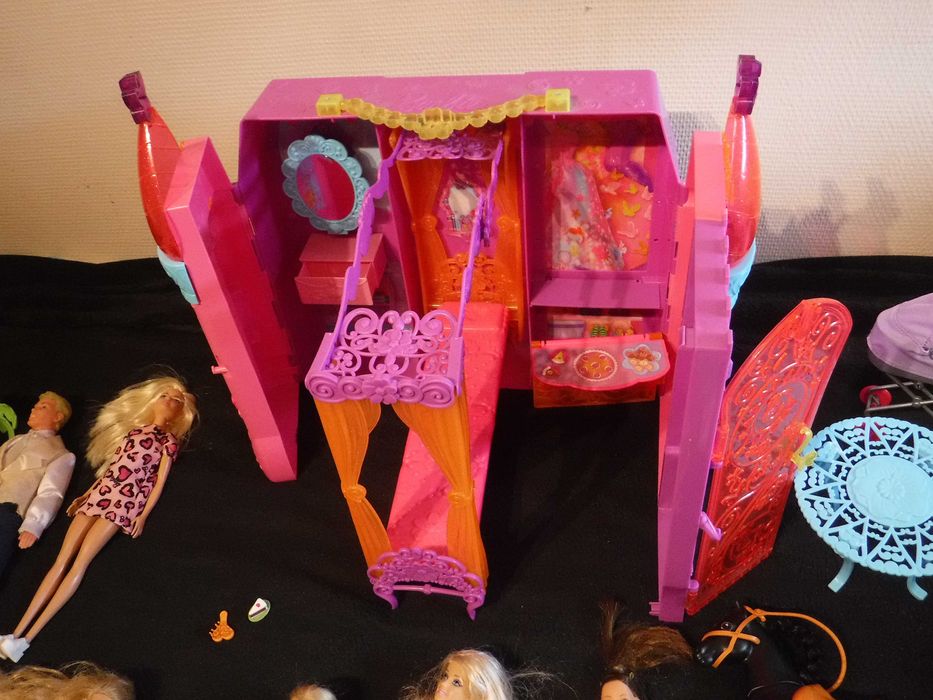 Lalki  barbie  i Ken  z pałacem  <  P