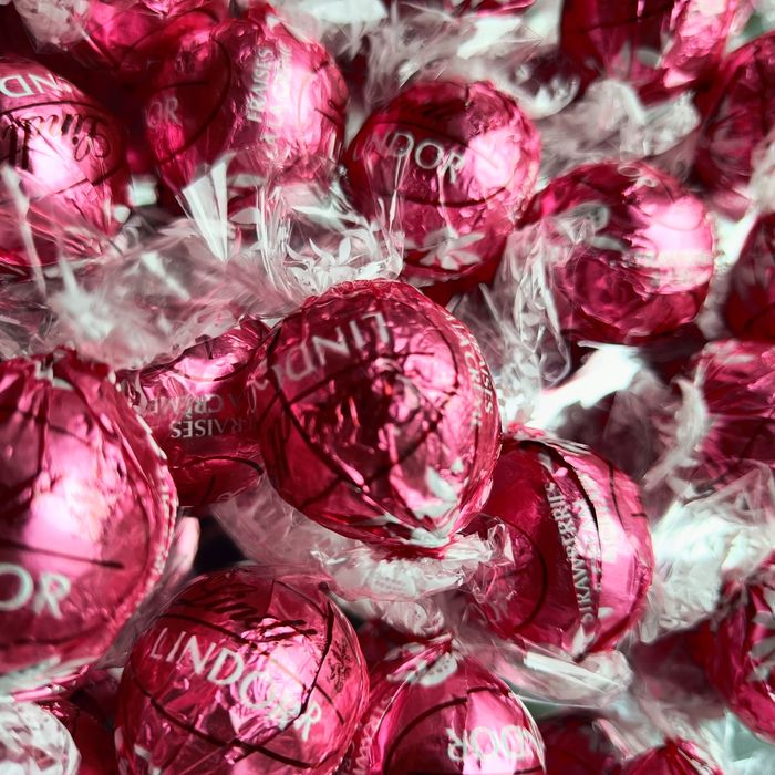 Super cena! Pralinki Lindor 1 kg Truskawka-Biała Czekolada
