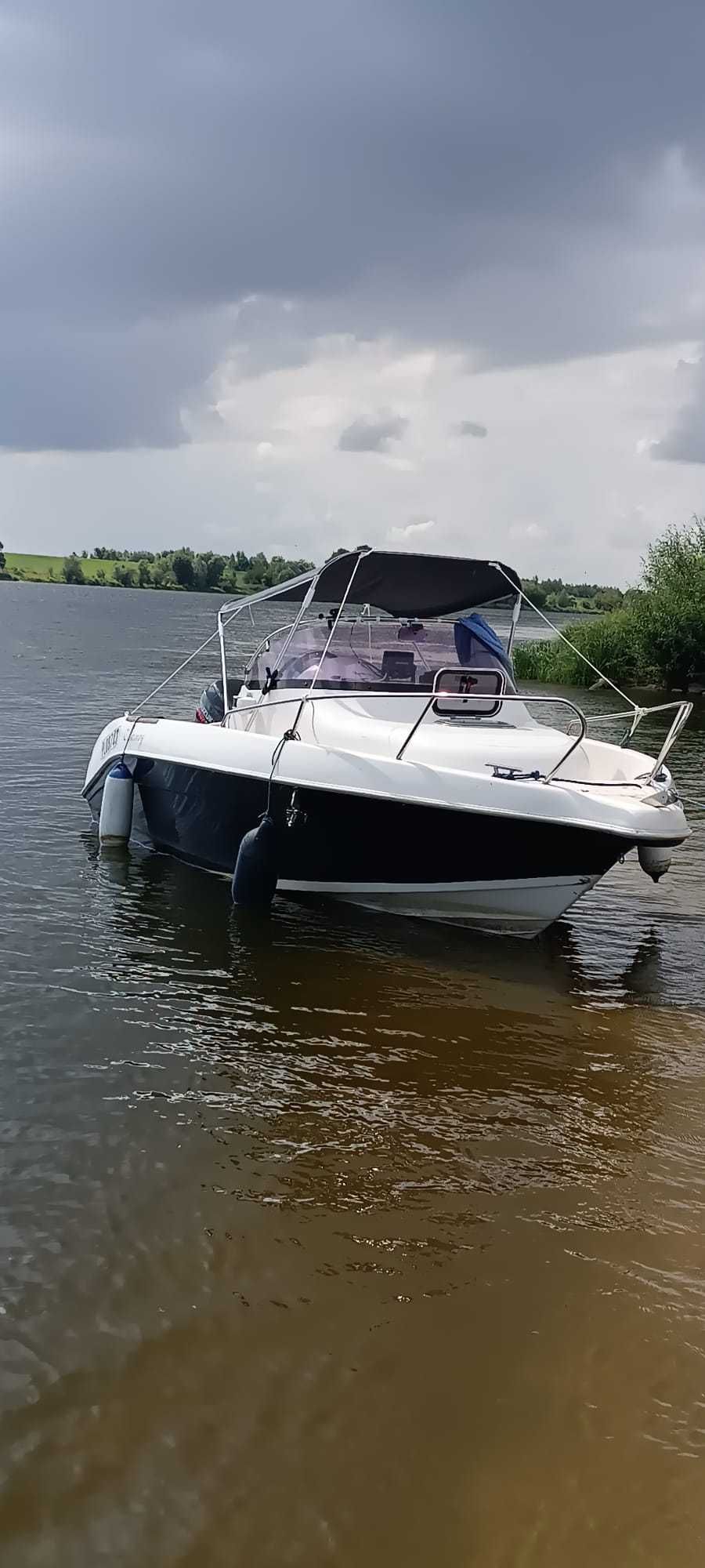 Łódź motorowa kabinowa Mazury 560 silnik Suzuki 90 kM gratis przyczepa