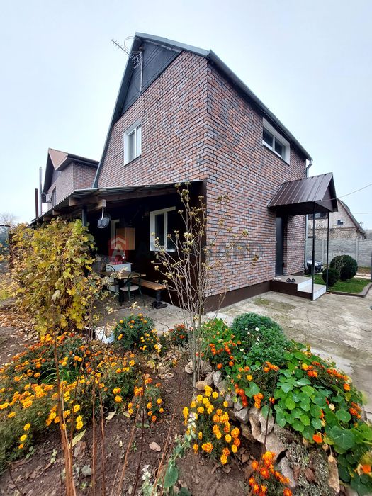 Заміський будиночок поряд із містом