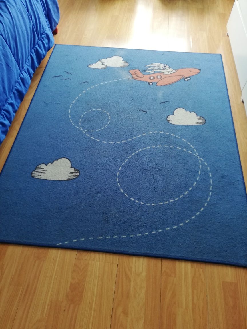 Tapete e cortinas para quarto de criança