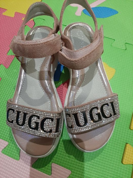 Босоніжки взуті пару раз