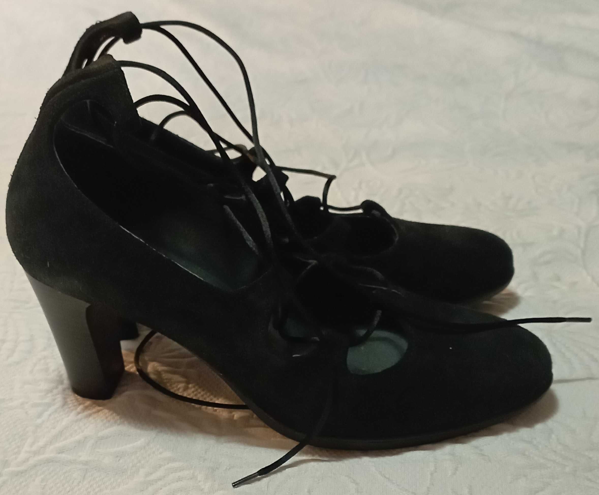 sapatos negros tamanho 38