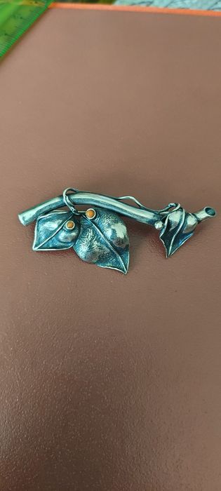 Broszka z koralami naturalnymi