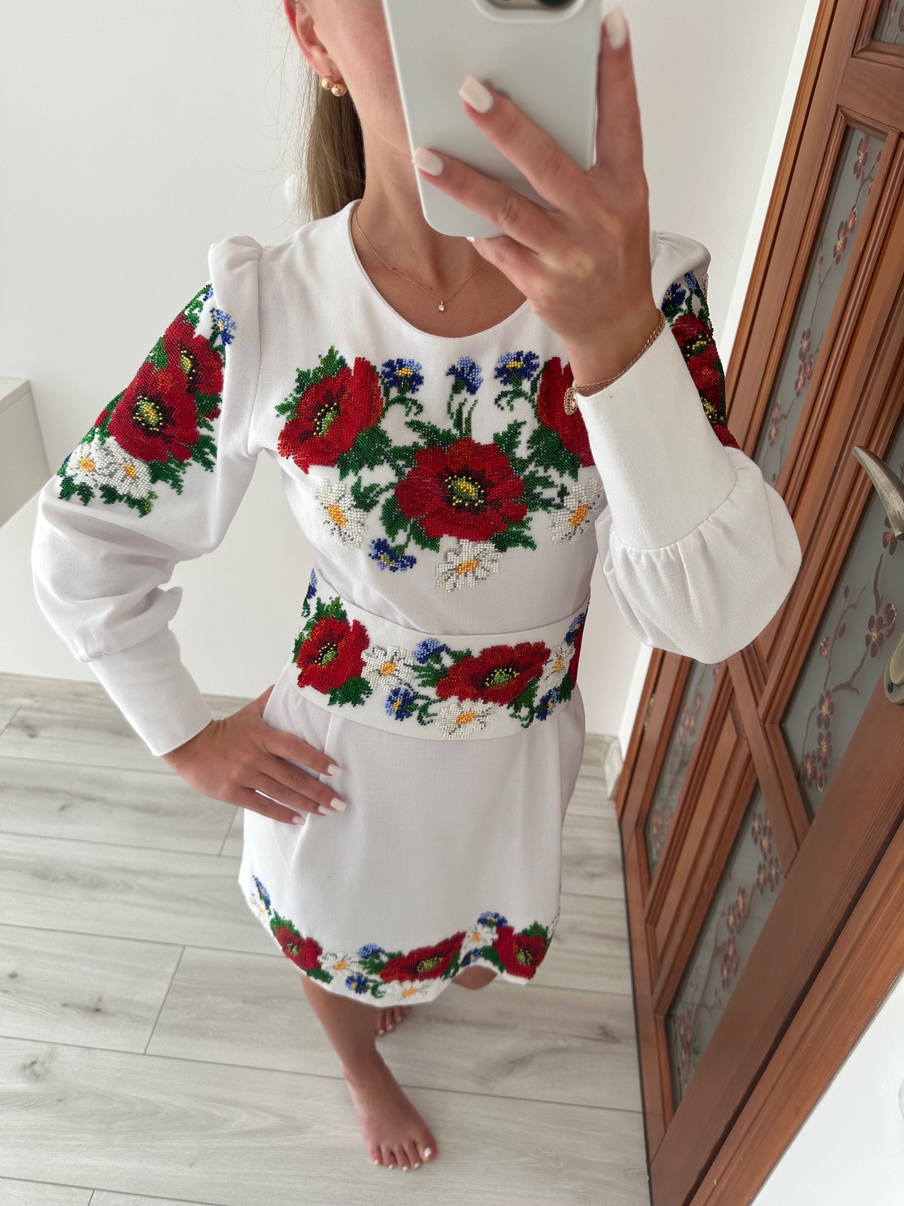 Вишита сукня з бісеру та поясом
