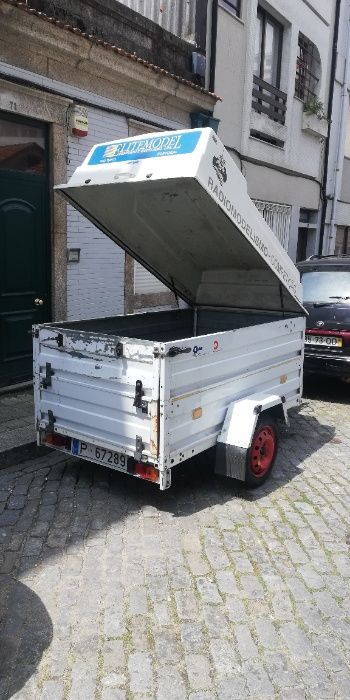 Atrelado com caixa basculante