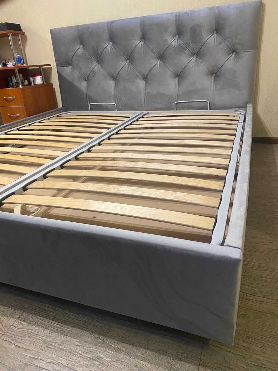 Ліжко з дерев'яними ламелями і великою нішею для білизни / Кровать