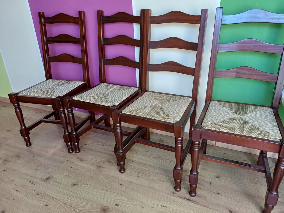 4 cadeiras muito bem estimadas