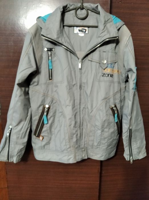 Продам ветровку на мальчика.