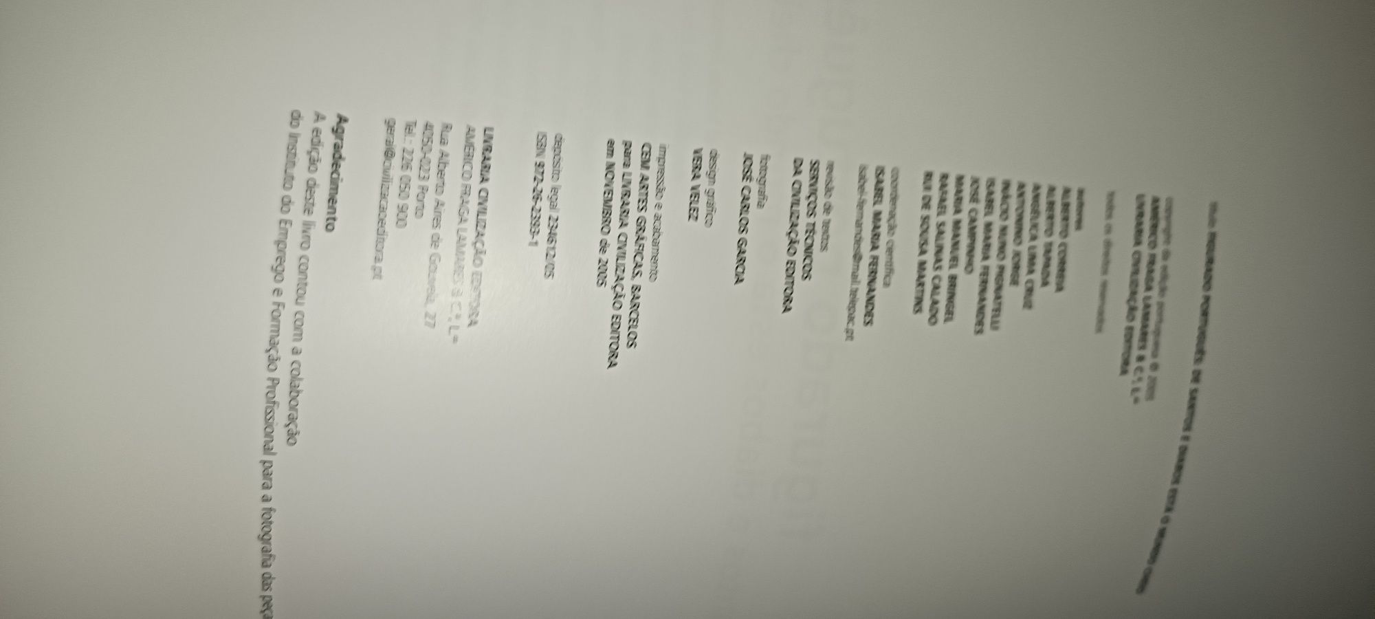 Livro Figurado português. De santos e diabos está o mundo cheio