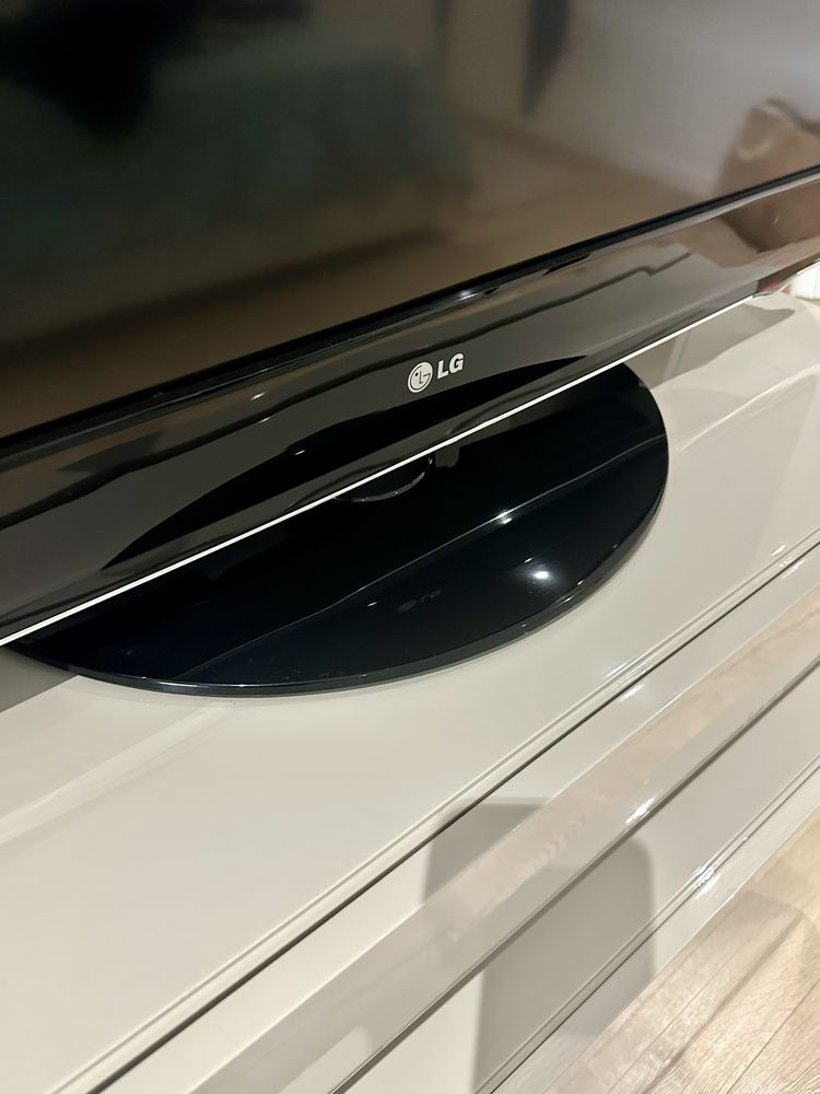 TV LCD 42” marca LG - com base giratória - Otimo estado