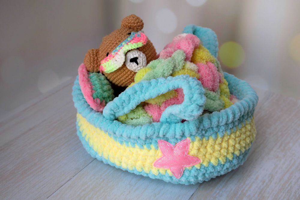 Набір В'язаний ведмедик у люльці з ковдрою і подушкою