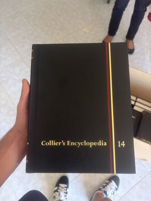 Coleção de 21 volumes de Collier’s Encyclopedia +Dicionario +Year book