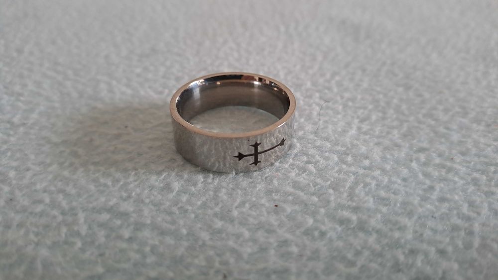 Anel masculino prateado nº 10 em aço inoxidável com cruz. Novo.