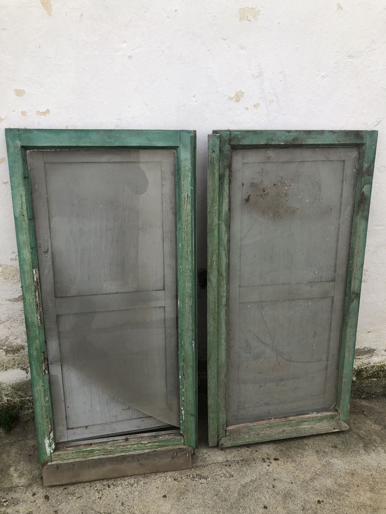 Quatro janelas antigas completas