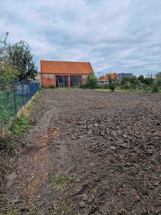 Wynajme dzialke 10 arów wraz ze stodołą w  miejscowosci Bodzewo.