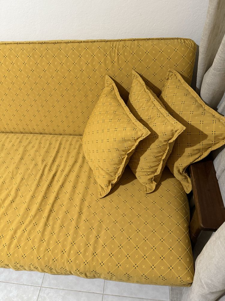Sofá em rona de Amarelo