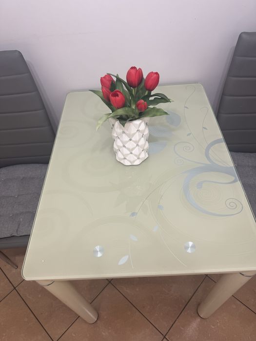 Šliczny stół z krzesłami