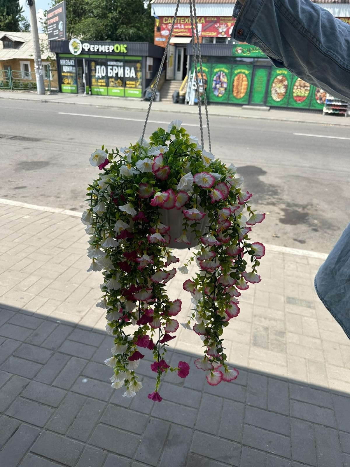 петуния искусственная в подвесном кашпо
