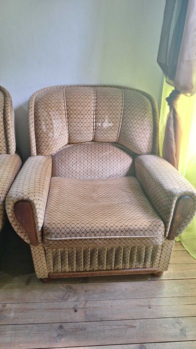 Vendo sofas um de tres lugares e um de um lugar