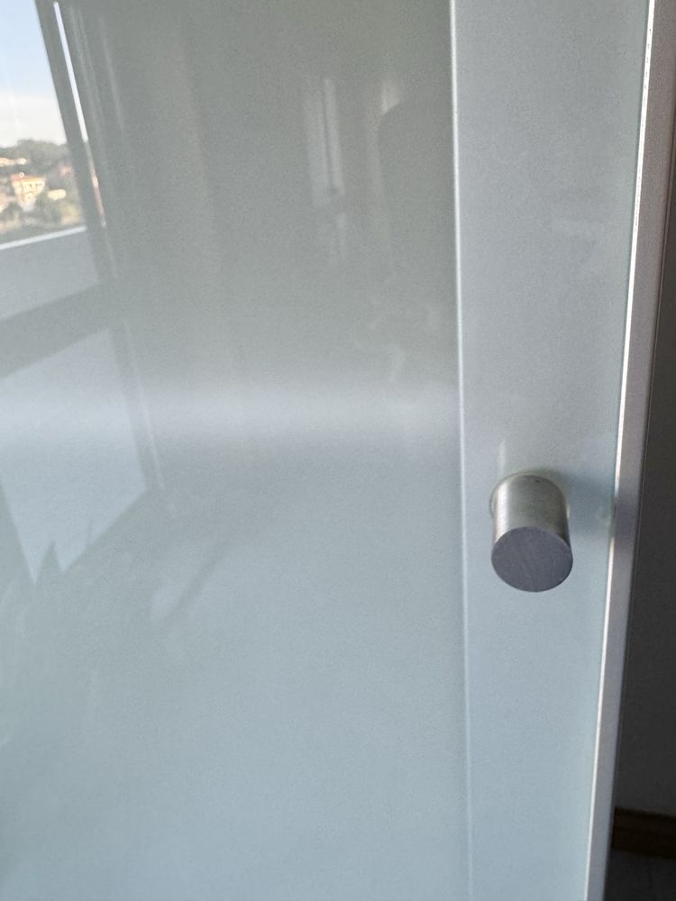 Movél alto em branco, com porta em vidro temperado